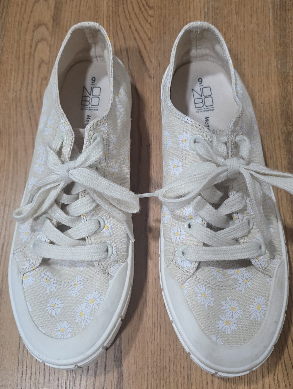 NOBO Women's Daisy Patterned Platform Sneakers in White/Cream-Size 9